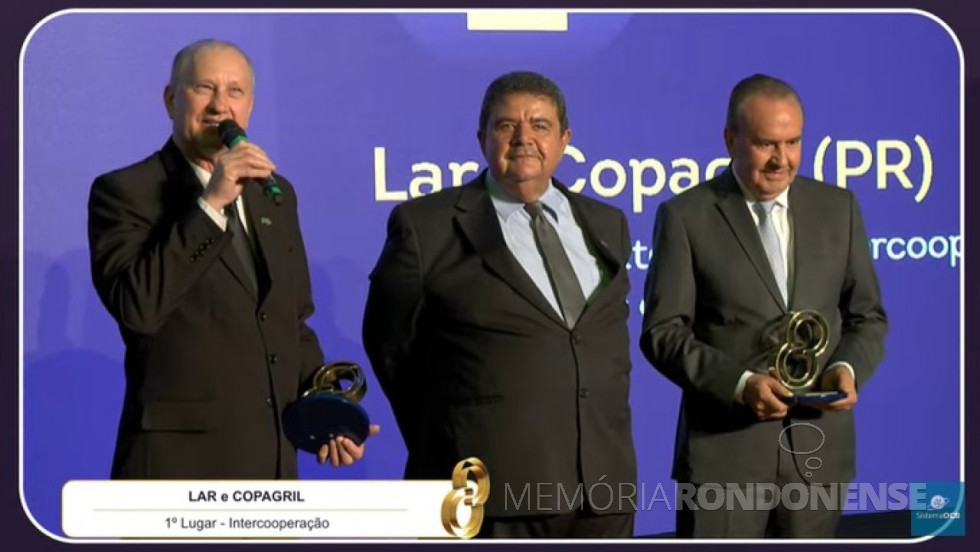 || Ricardo Silvio Chapla (e), diretor-presidente da Coapgril, em seu discurso durante a premiação SomosCoop Melhores do Ano 2022, tendo ao lado o presidente da Organização das Cooperativas Brasileiras (OCB0 e Irineu da Costa Rodrigues (d), diretor-presidente da Cooperativa Lar, em dezembro de 2022.
Imagem: Acervo Comunicação Copagril - FOTO 27 -