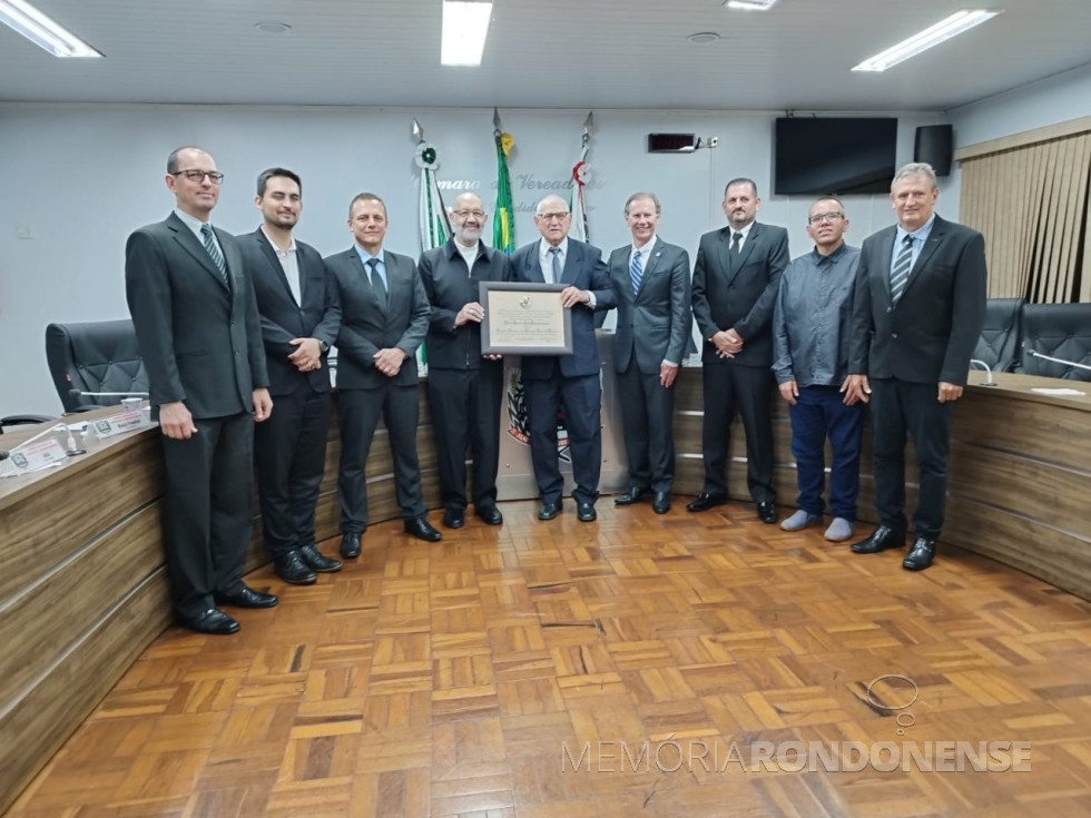 || Momento da entrega do título de Cidadão Honorário de Marechal Cândido Rondon ao pe. Amário José Zimmermann.
Da esquerda à direita: Cristiano Metzner (SUKO), João Eduardo dos Santos (JUCA), Vanderlei Sauer (Soldado Sauer), bispo diocesano João Carlos Seneme, homenageadi, Moacir Froelich e Carlinhos Silva.
Imagem: Acervo Imprensa - CM - Marechal Cândido Rondon - Crédito: Cristiano Marlon Viteck - FOTO 30 -