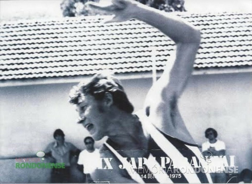 || Atleta rondonense Dario Buth, campeão em arremesso de peso, em dezembro de 1975.
Imagem: Acervo Projeto Memória Rondonense - FOTO 7 - 