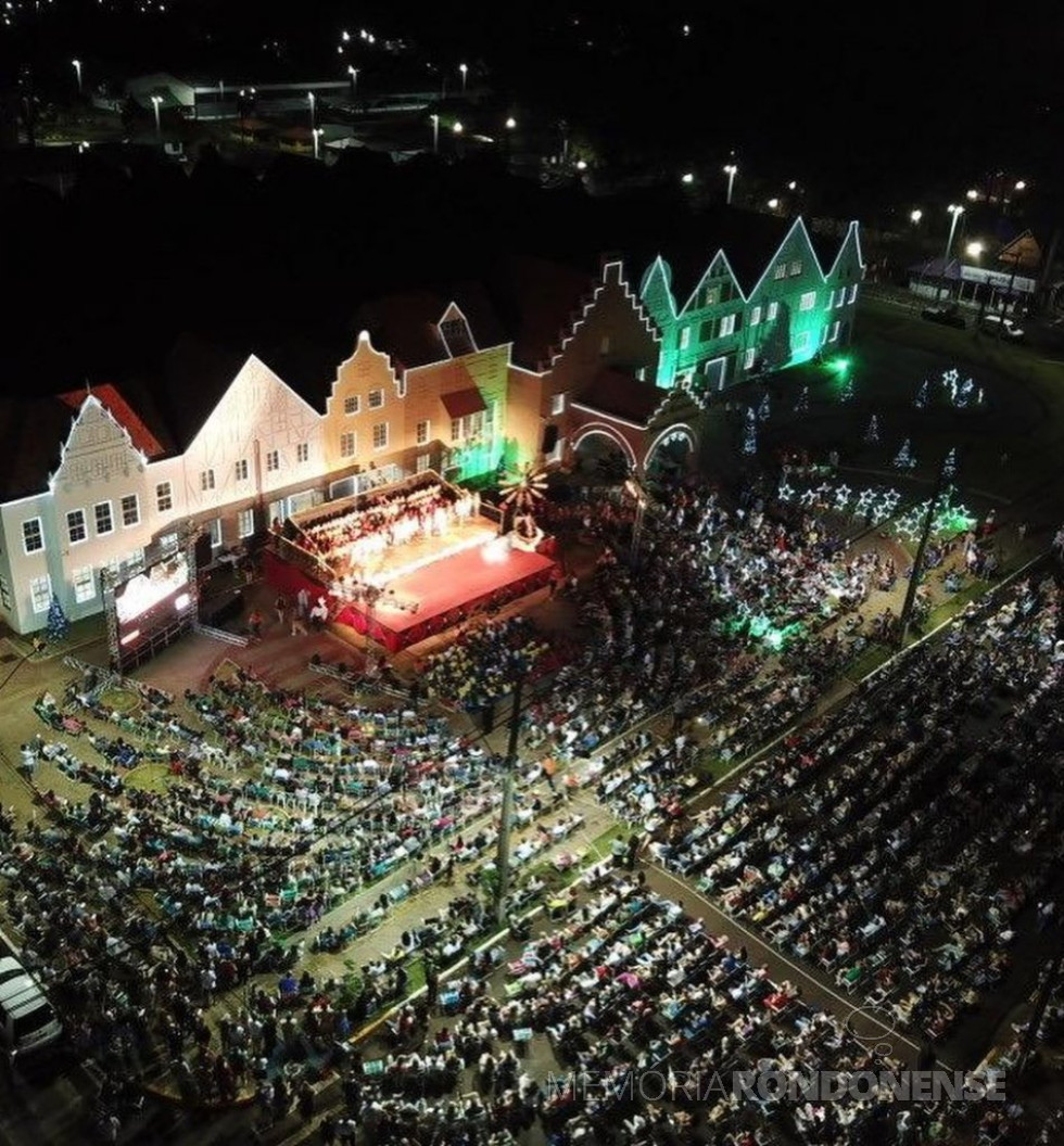 || Vista do público presente a Noite de Luzes 2022, em Marechal Cândido Rondon, em 03 de dezembro de 2022.
Imagem: Acervo Colégio Evangélico Martin Luther - FOTO 27 -