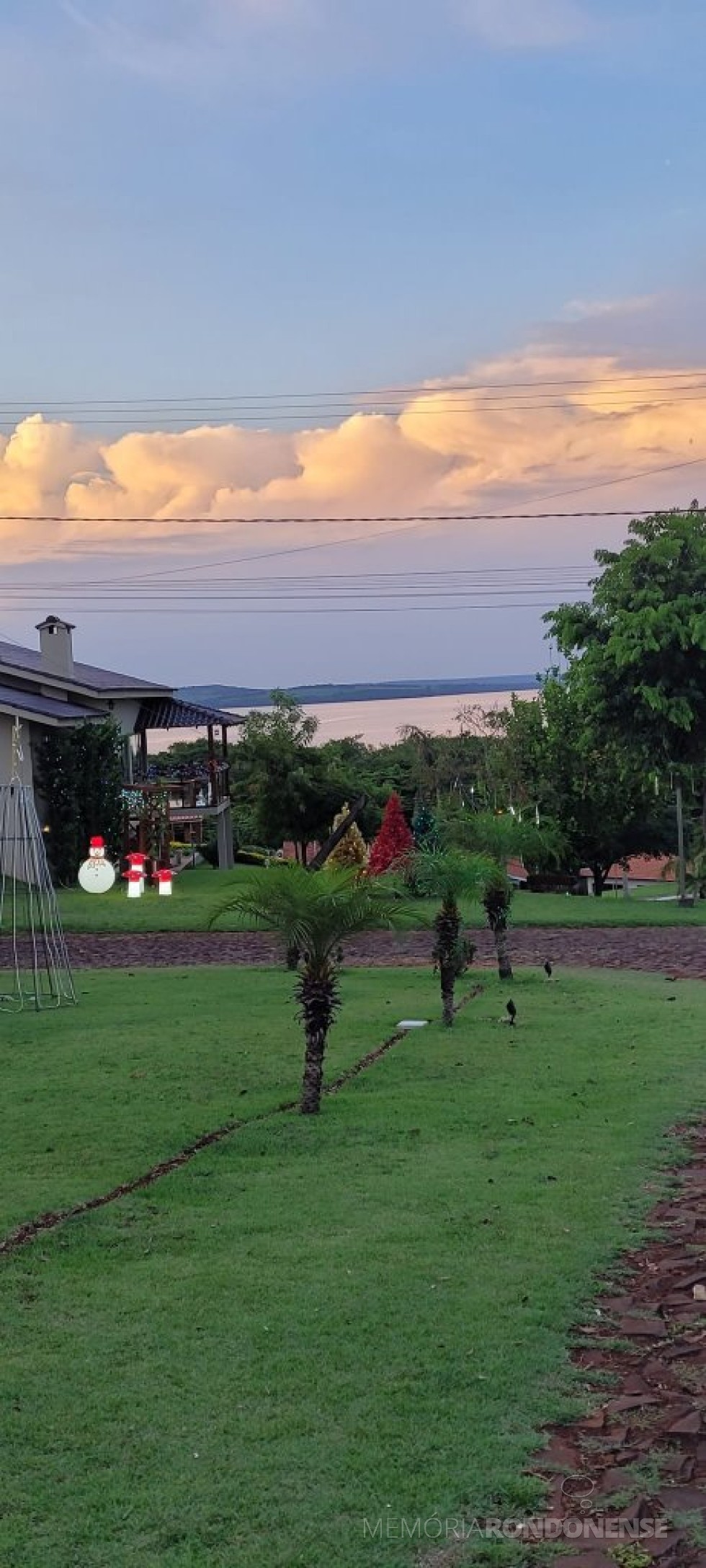 || Entardecer com formação de nuvens  cumulonimbus no interior do município de Marechal Cândido Rondon, no distro de Porto Mendes.
Imagem clicada pela pioneira rondonense Ilda Bet desde o Clube Náutico, em 18 de dezembro de 2022,  com vista do Lago de Itaipu - FOTO 31 - 