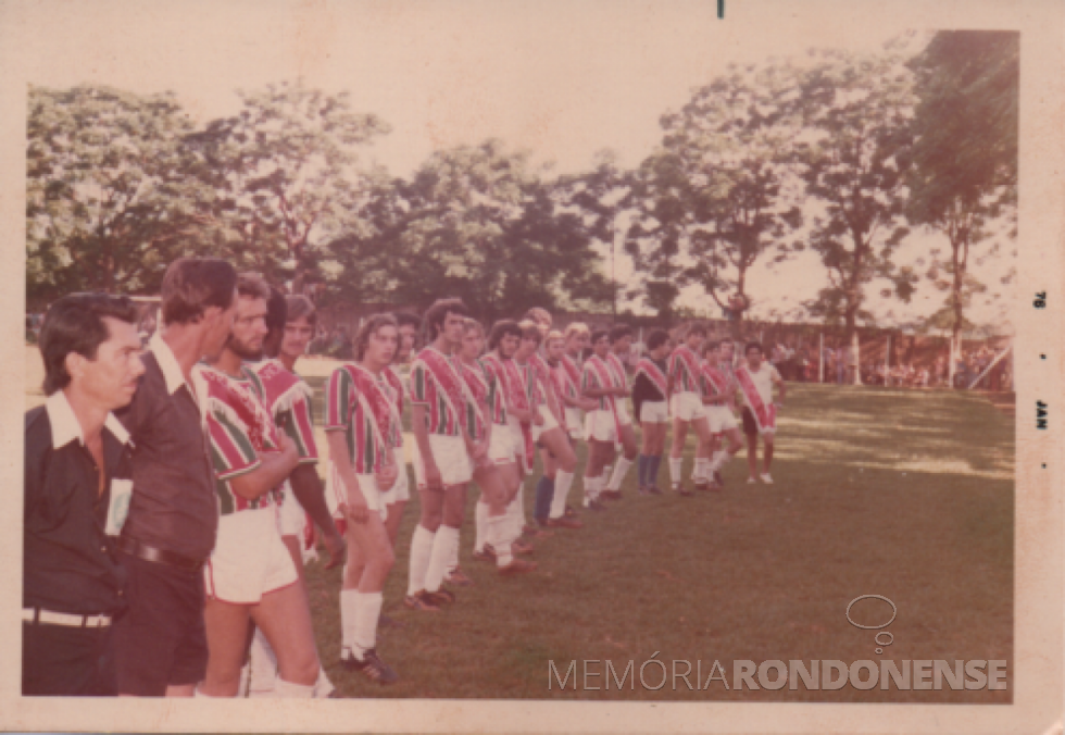 || Selecionado rondonense de futebol de campo, vice-campeão nos Jogos Abertos do Paraná, em dezembro de 1975.
A foto foi tirada no antigo campo do extinto Oeste Paraná Futebol Clube, hoje Estádio Municipal Valdir Schneider, antes de um jogo amistoso, em janeiro de 1976.
Imagem: Acervo Harraldo Altmann - FOTO 8 -