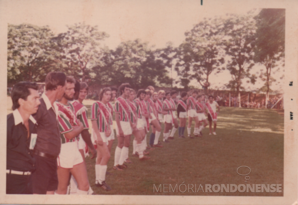 || Selecionado rondonense de futebol de campo, vice-campeão nos Jogos Abertos do Paraná, em dezembro de 1975.
A foto foi tirada no antigo campo do extinto Oeste Paraná Futebol Clube, hoje Estádio Municipal Valdir Schneider, antes de um jogo amistoso, em janeiro de 1976.
Imagem: Acervo Harraldo Altmann -  FOTO 8 -