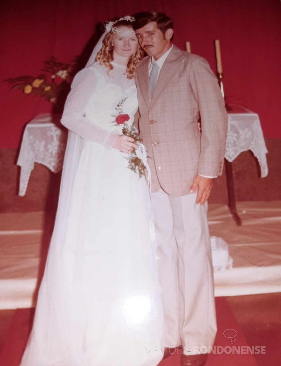 || Noivos Noili Weber e Osmar Diedrichs que casaram em novembro de 1982.
Imagem: Acervo do casal - FOTO 12 -
