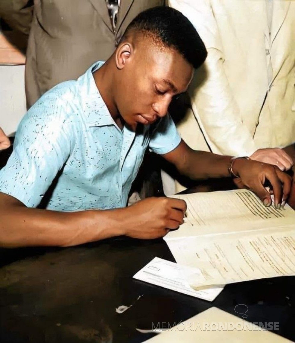 || Édson Arantes do Nascimento (Pelé), aos 16 anos, assinando o seu primeiro contrato como atleta profissional, em junho de 1957.
Imagem: Acervo A História Esquecida/Facebook) - FOTO 6 -