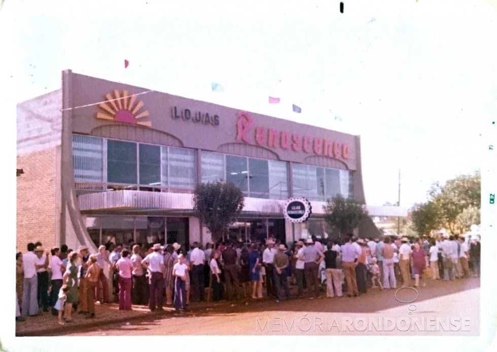 || Outro instantâneo da concentração popular na inauguração da filial das Lojas Renascença, em Marechal Cândido Rondon. 
Imagem: Acervo  Família Pequito - FOTO 11 - 