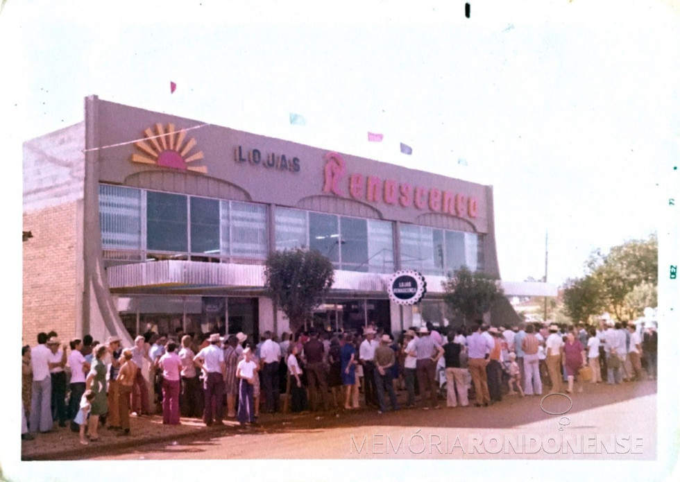 || Outro instantâneo da concentração popular na inauguração da filial das Lojas Renascença, em Marechal Cândido Rondon.
Imagem: Acervo Família Pequito - FOTO 11 -