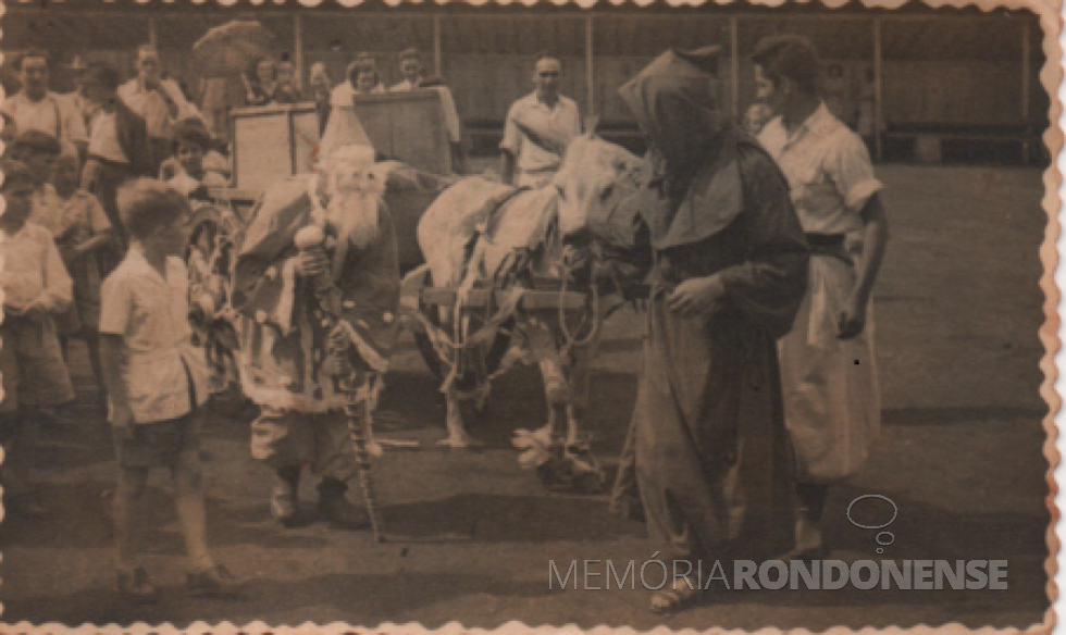 || Desfile do Papai Noel na cidade de Toledo, em dezembro de 1955.
Imagem: Acervo da pioneira rondonense, professora Edite Feiden, que esteve presente à festividade natalina com seus pais e irmãos.  - FOTO 10 -