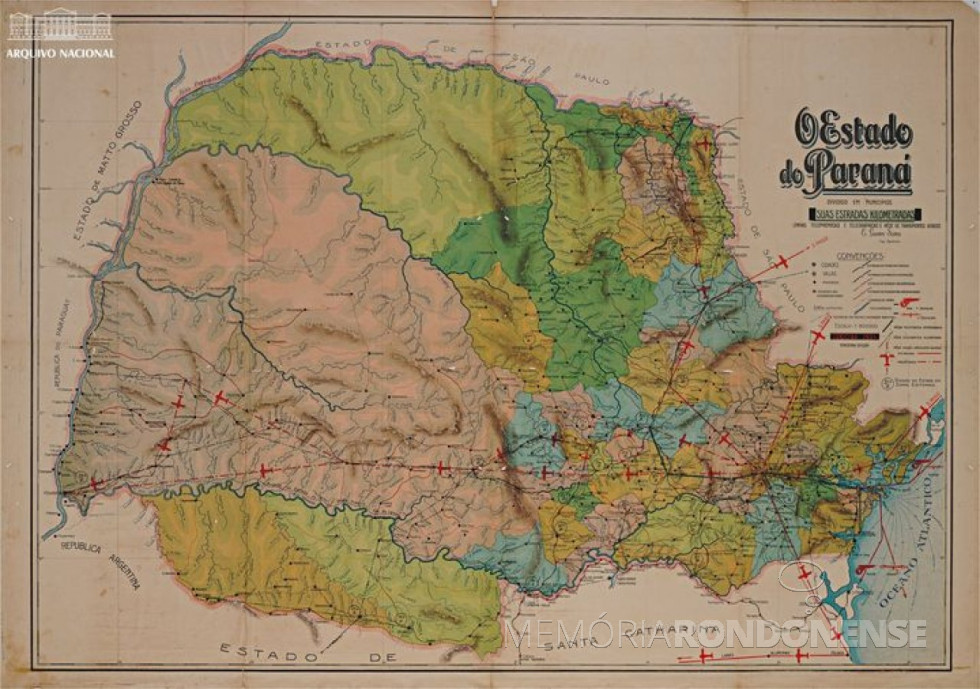 || Neste mapa de 1934, o Paraná contava com apenas 42 municípios, número bem menor que os 399 atuais. Naquela época alguns desses municípios ocupavam vastos territórios como Guarapuava e Foz do Iguaçu. O primeiro se entendia de sua sede no Centro-Sul do estado até a divisa com o atual Mato Grosso do Sul, em terras onde hoje estão as cidades de Campo Mourão, Umuarama e Cianorte. Já o último ocupava extenso território do oeste paranaense, onde hoje estão as cidades de Cascavel, Marechal Cândido Rondon, Toledo e dezenas de outros municípios.
Naquele mesmo ano de 1934, mais três cidades seriam emancipadas, Sengés, Sertanópolis e Londrina, hoje uma das maiores do estado.
Mapa “Estado do Paraná, dividido em municípios, suas estradas quilometradas, linhas telefônicas e telegráficas e rede de transportes aéreos”, 1934. Arquivo Nacional. Fundo Marcos Carneiro de Mendonça. BR_RJANRIO_U0_0_MAP_019 - FOTO 5 -