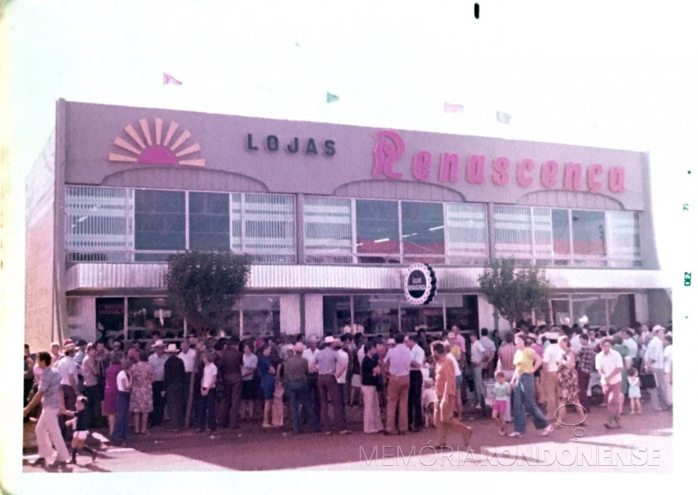 || Concentração de populares na inauguração da filial das Lojas Renascença em Marechal Cândido Rondon, em dezembro de 1977.
Imagem: Acervo Família Pequito - FOTO 10 -