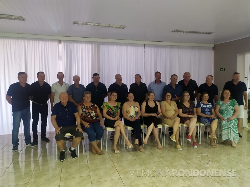|| Formandos de 1980 do Ginásio Cenecista Luiz Ernesto Fleck, da sede distrital rondonense de Iguiporã, em dezembro de 2021.
Imagem: Acervo Plínio Kaufmann - FOTO 6 - 