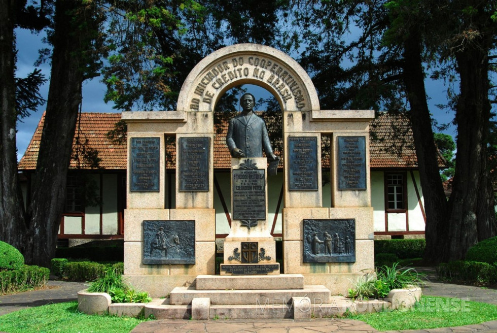 || Monumento em homenagem ao padre Theodor Amstad, idealizador da 1ª cooperativa de crédito do Brasil, em dezembro de 1902.
Imagem: Acervo Sistema Sicredi - FOTO 12 -