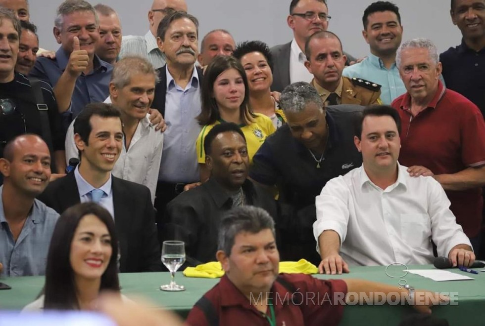 || Miltão do Ó, entre o governador paranaense Ratinho Júnior e o Pelé, no lançamento do  programa 