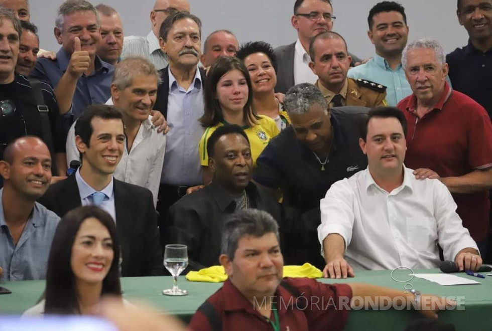 || Miltão do Ó, entre o governador paranaense Ratinho Júnior e o Pelé, no lançamento do programa