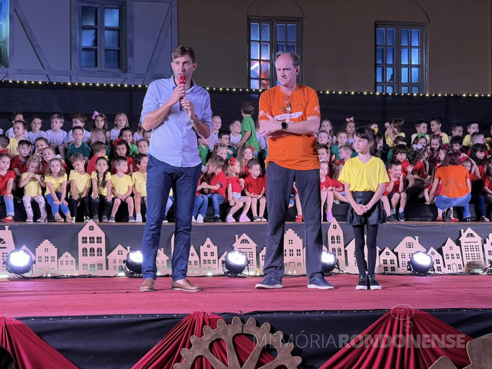 || Prefeito municipal Marcio Andrei Rauber (e) ladeado pelo pastor Ildemar Kanitz, diretor do Colégio Evangélico Martin Luther, na abertura das comemorações do Natal 2022.
Imagem: Acervo Imprensa - PM-MCR - FOTO 27 -