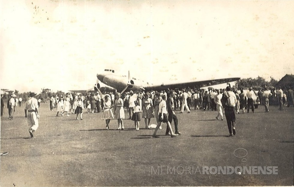 || Moradores e líderes do município de Toledo  prestigiando a chegada do 1º avião da SAVAG ao aeroportto local, em agosto de 1956.
Imagem: Acervo Edith Poiewass (Curitiba) - FOTO 8 - 