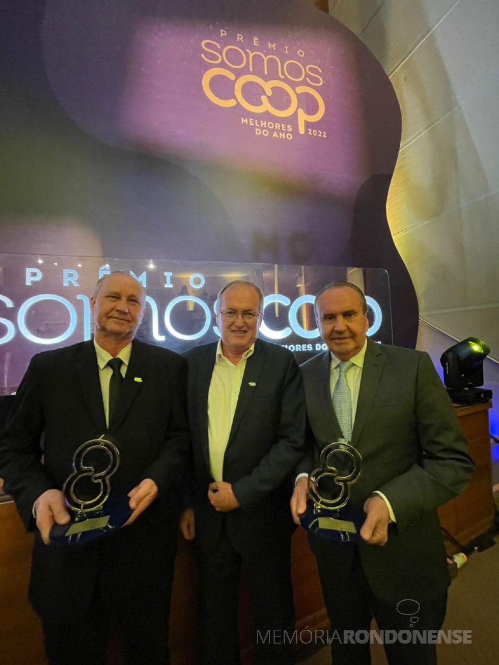 || Outro instantâneo da entrega do prêmio de