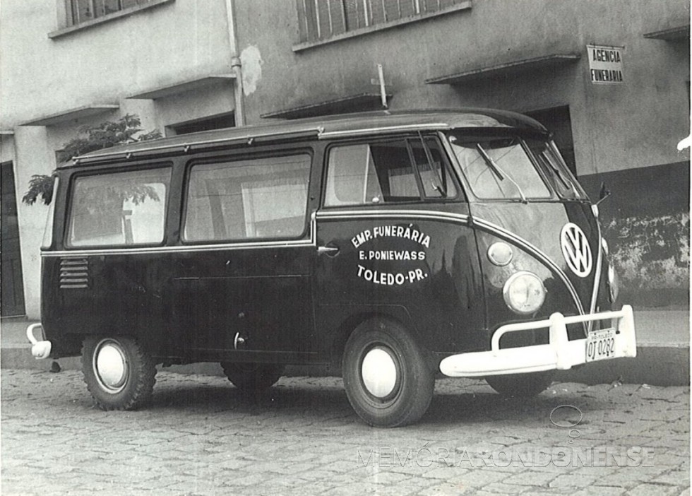 || Kombi VW que foi de propriedade da funerária Poniewass, na cidade de Toledo.
Imagem: Acervo Edith Inge Poniewass - FOTO 7 - 