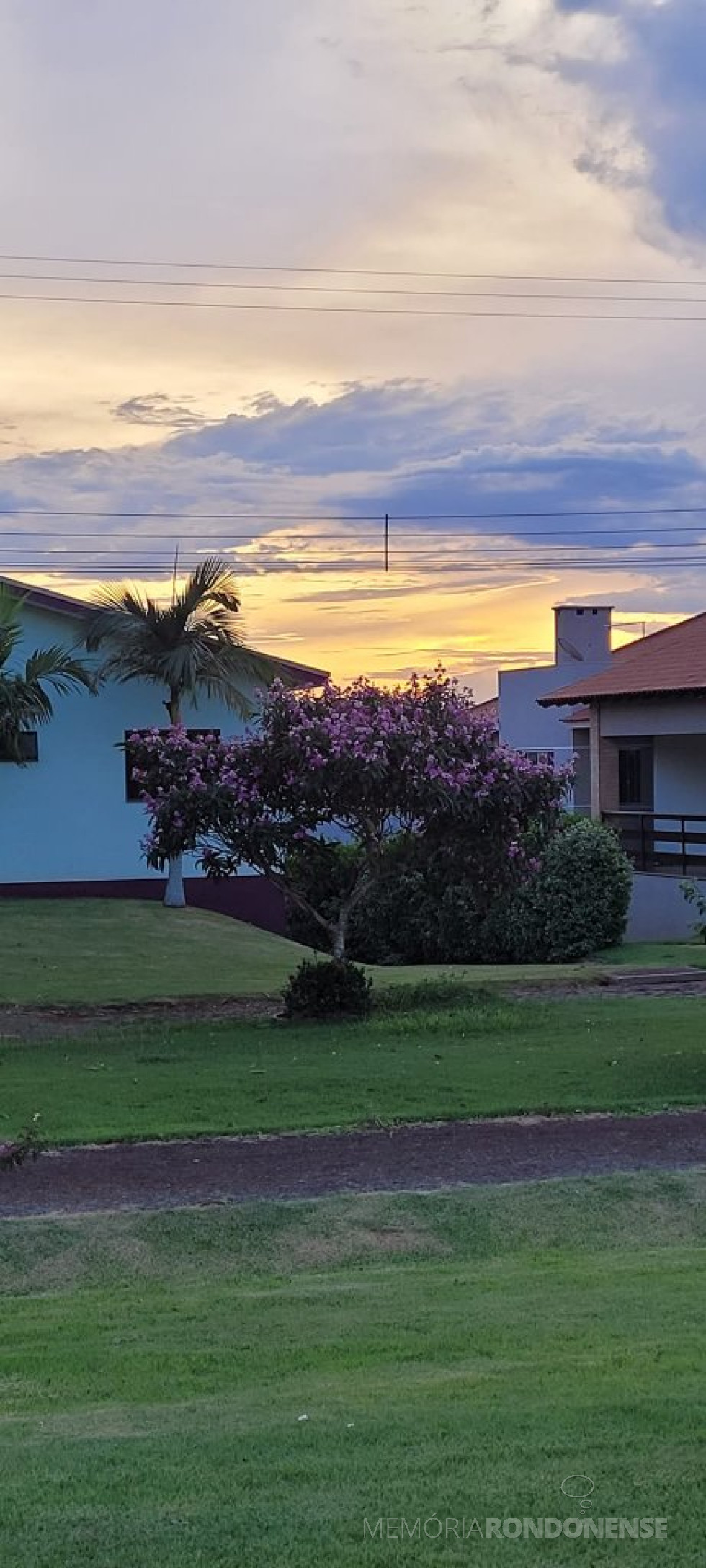|| Pôr do sol no interior do município de Marechal Cândido Rondon (PR), em 29 de janeiro de 2023, em clique feito pela pioneira rondonense Ilda Bet, a partir do Clube Náutico, no distrito de Porto Mendes. - FOTO 21 -