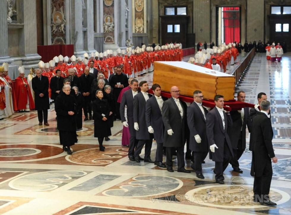 || Cardeais da Igreja Católica seguem o caixão de Bento XVI dentro da Basílica de São Pedro, à caminho da cripta para o sepultamento.
Imagem: Acervo Vaticans News - FOTO 18 -
