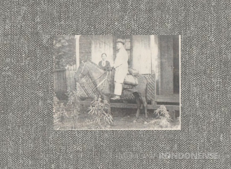 || Pastor Gottfried Rode, montado em seu cavalo à frente de sua residência em Manchinha - Três Maio (RS), ele falecido em janeiro de 1963. 
Imagem copiado do livro 