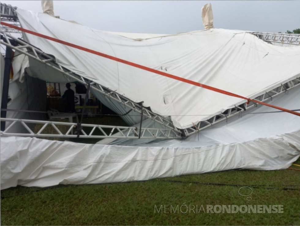 || Mais uma vista  do dano na estrutura  para eventos do Dia de Campo da Copagril derrubada pelos fortes ventos do tmporal de 18 de janeiro de 2023.
Imagem: Acervo redes sociais - FOTO 12 -
