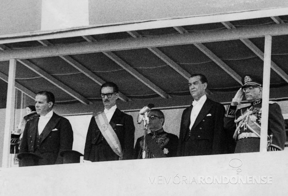 || Jânio Quadros com faixa presidencial recebida das maõs de seus antecessor, Juscelino Kubitsschek (d), junto com o vice-presidente João Goulart, em janeiro de 1961.
Imagem: Acervo Estadão - FOTO  7 - 