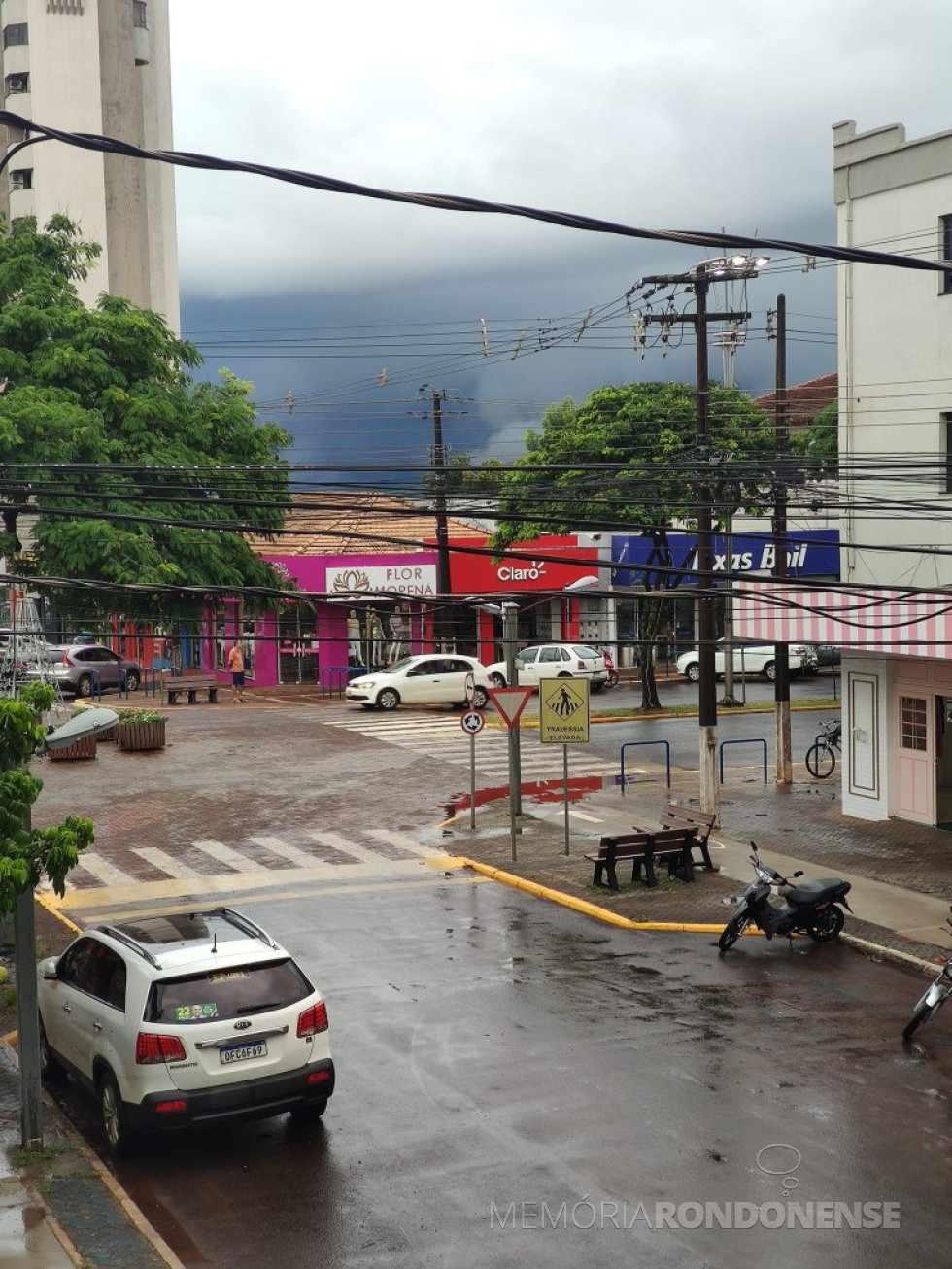 || Flagrante das nuvens de chuva se aproximando da cidade de Marechal Cândido Rondon, em 03 de janeiro de 2023.
Imagem clicada pelo comunicador Delcio Luiz Parada, da Rádio Educadora Marechal AM, partir da janela do prédio da emissora, à Rua Sete de Setembro, com vista para a Avenida Rio Grande do Sul - FOTO 23 -