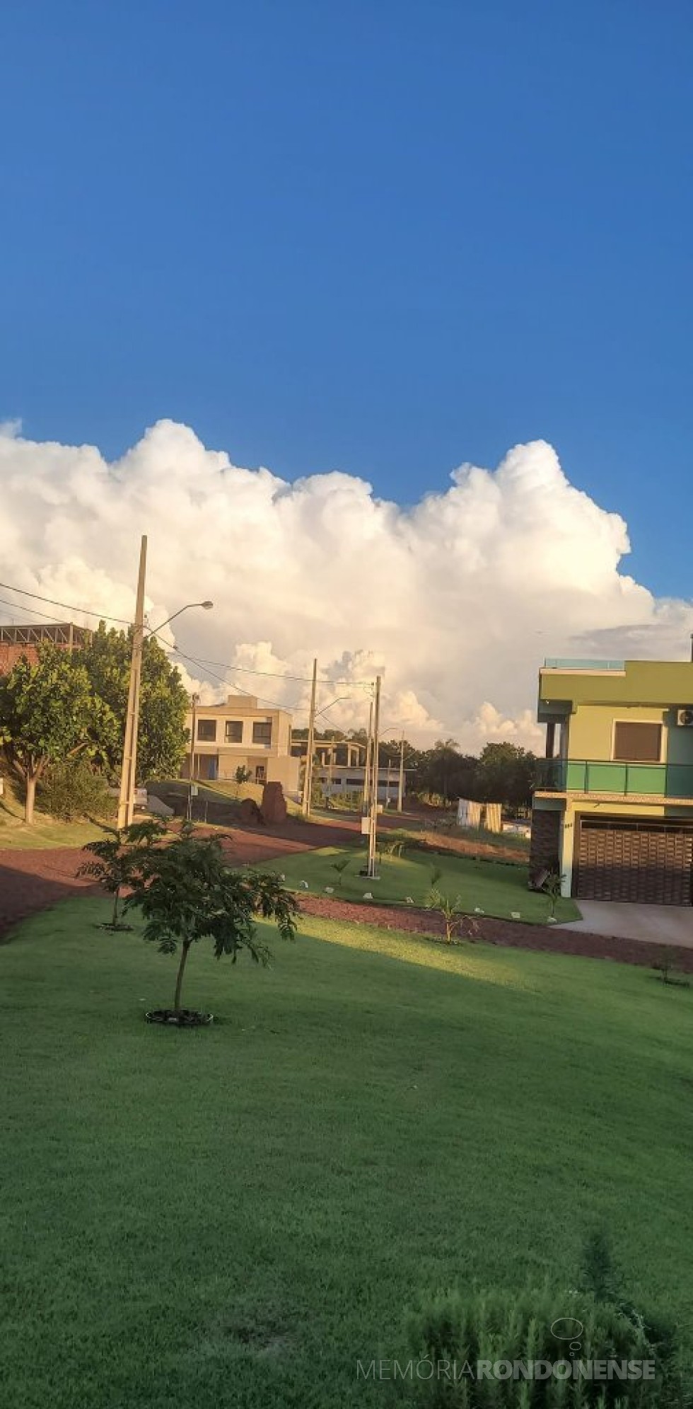 || Formação de nuvens tipo cumulonimbus, a leste do município de Marechal Cândido Rondon, em 20 de janeiro de 2023. 
Imagem clicada pela rondonense Ilda Bet a partir do Clube Náutico, em Porto Mendes. - FOTO 28 - 