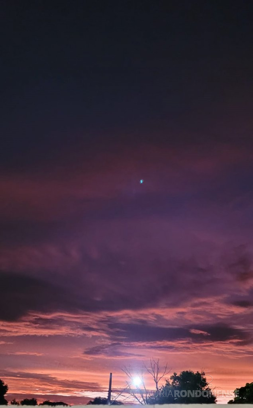 || Final da tarde na cidade de Marechal Cândido Rondon, em instantâneo clicado pela pioneira rondonense Ilda Bet, às 20h07m, em 17 de janeiro de 2023 - FOTO 12 -
