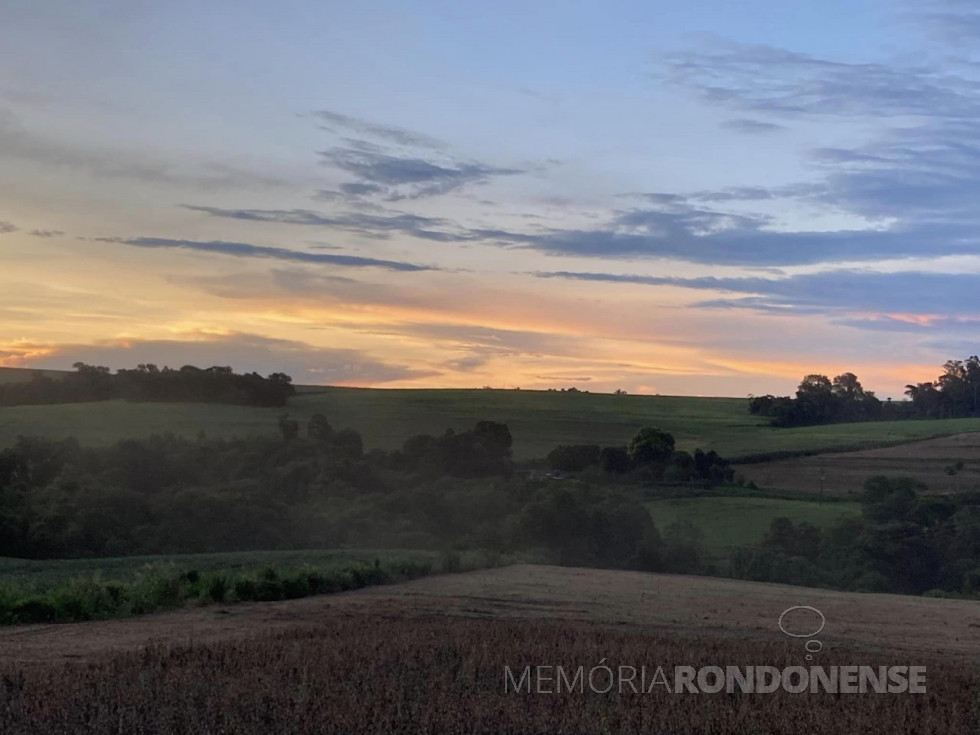 || Pôr do sol no interior do município de Marechal Cândido Rondon, distrito de Novo Horizonte, Linha Guavirá, clicado pelo rondonense Elton Hollmann, morador da referida linha, em 21 de janeiro de 2023. - FOTO 27 -