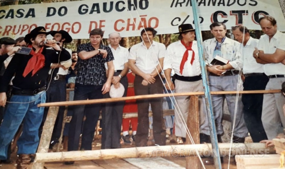 || Solenidade de lançamento da pedra fundamental da sede social do CTG Sepé Tiaraju, em Pato Bragado, em janeiro de 1987.
Da esquerda à direita: Romeu Strenske (lenço vermelho), Leonir Gentilini, prefeito municipal Dieter Leonard Seyboth, de Marechal Cândido Rondon; pioneiro rondonense Eldor Egon Lamb, deputado estadual Werner Wanderer, vereador Nelson Jandrey Müller, padre Amário Zimmermann, Arlindo Alberto Lamb, 1º prefeito eleito de Marechal Cândido Rondon, e Alcindo Pielke, líder comunitário em Pato Bragado.
Imagem: Acervo Delmar Ficnke (Pato Bragado) - FOTO 7 -