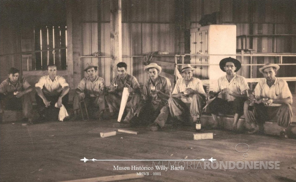 || Interior do Clube do Comércio em fase de acabamento com a equipe de trabalho em maio de 1953. Da esq. para direita: Laurindo Dal'Vesco (carpinteiro), Manoel Cardoso dos Santos (ecônomo), Benno Diesppesel (carpinteiro), Arlindo Grizza (marceneiro), Otávio Campos (carpinteiro), Jorge Sauer (construtor), Alfredo Bombardelli (fabricante de esquadrias), Ervino Hinterholz (motorista). Fotógrafo: Augusto Clivati. 
Doador: Arlindo Grizza, em 05/04/1984.
Imagem: Acervo e legenda Museu Histórico Willy Barth - FOTO 2 - 