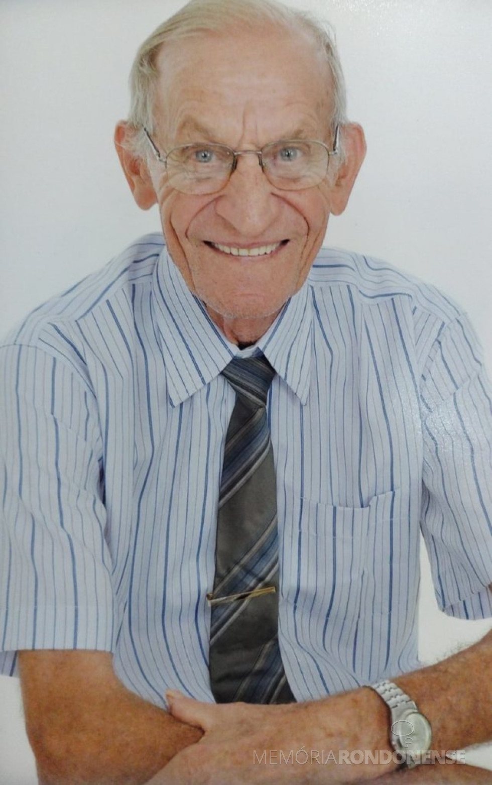 || Pioneiro rondonense Jorge Figur, em cuja memória foi realizado ato religioso em 19 de janeiro de 2023, na Igreja Luterana da sede distrital rondonense de Iguiporã.
Após o ato religioso, suas cinzas foram depositadas junto à sepultura de sua esposa, no cemitério local.
Imagem: Acervo Vivian Figur - FOTO 17 -