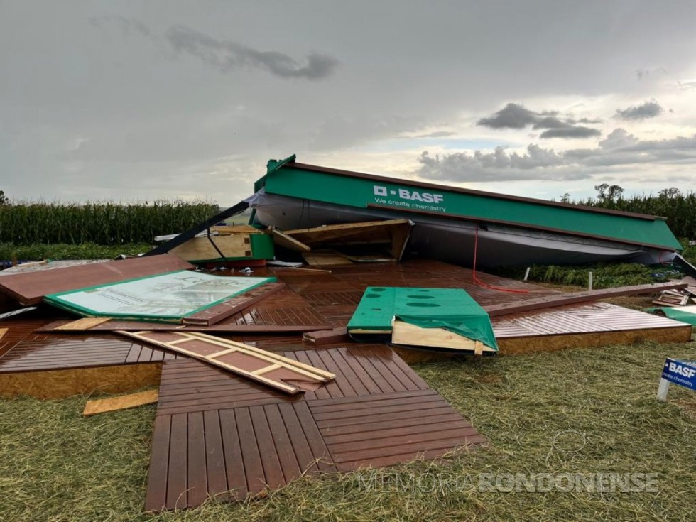 || Espaço de recepção dos visitantes para o Dia de Campo da Copagril,  derrubado pelos fortes ventos do temporal de 18 de janeiro de 2023.
Imagem: Acervo redes sociais - FOTO 13  -