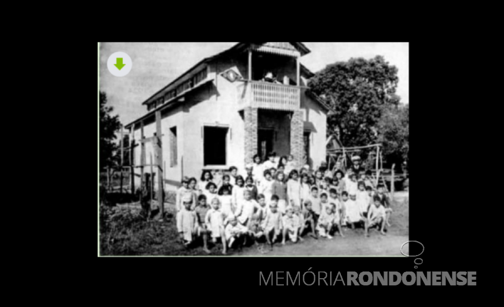 || Primeira unidade escolar da Sociedade Espírita, Paz, Amor e Caridade, da cidade de Foz do Iguaçu.
Não se tem o registro do ano em que foi feita a fotografia.
Imagem: Acervo Omilton Lafuente - FOTO 3 -