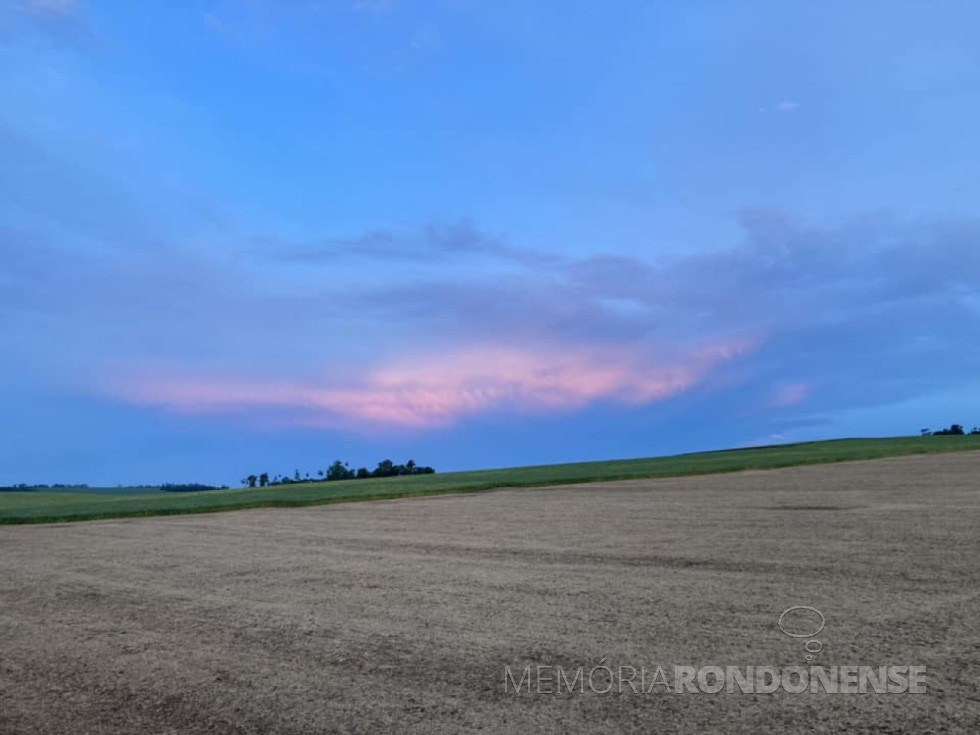 || Entardecer no interior do município de Marechal Cândido Rondon, distrito de Novo Horizonte, Linha Guavirá, clicado pelo rondonense Elton Hollmann, morador da referida linha, em 21 de janeiro de 2023. - FOTO 27 - 