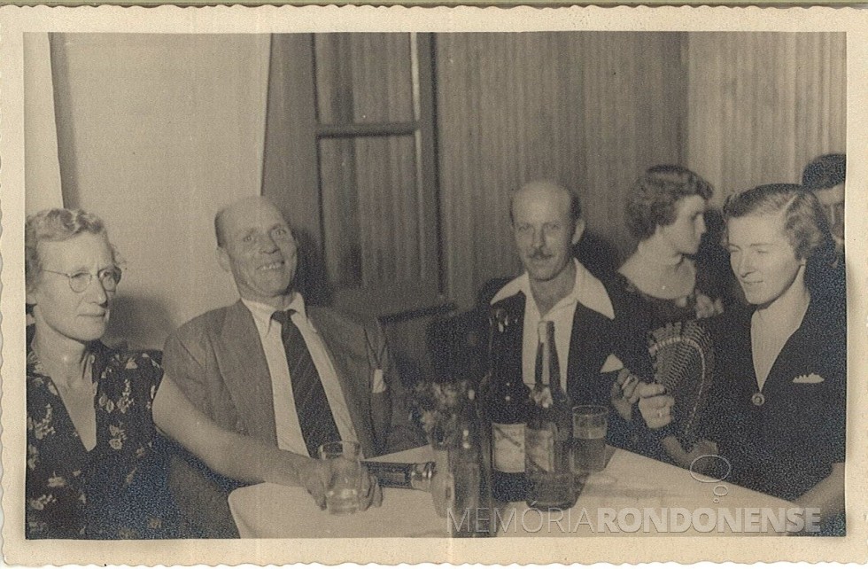 || Erich Walter Poniewass e esposa Elly (à direita) na companhia do irmão dele e cunhada, Johann Paul Poniewass e a esposa Erica, em um baile do Clube do Comércio, na cidade de Toledo, na década de 1950.
Imagem: Acervo Edith Inge Poniewass - FOTO 6 - 