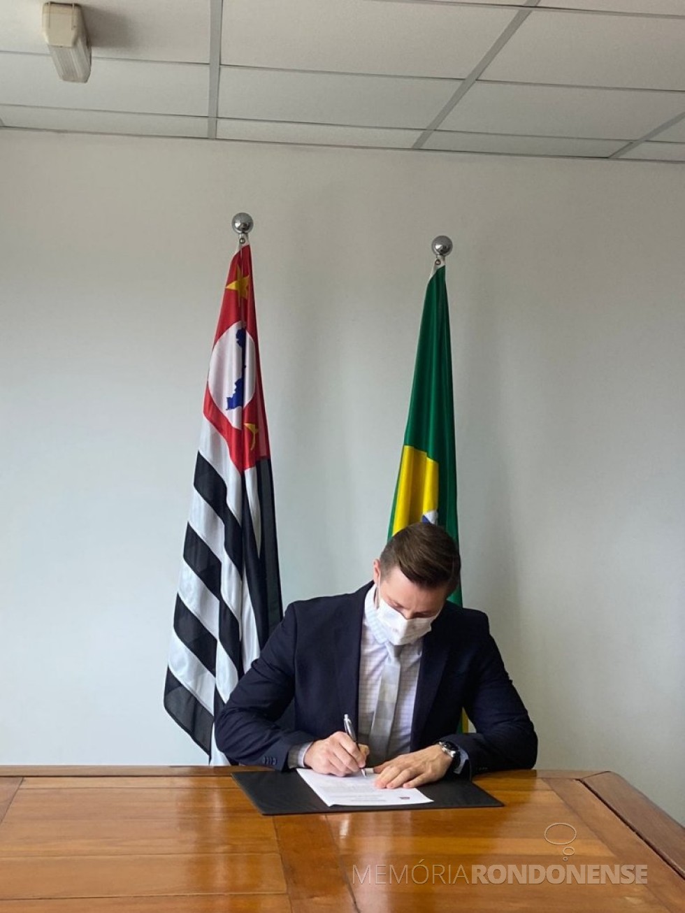|| Rondonense João Marcelo Gomes assinando o termo de posse como procurador do Estado de São Paulo, em janeiro de 2022.
Imagem: Acervo Elizabeth Regina Sturm Gomes - FOTO 27 -

