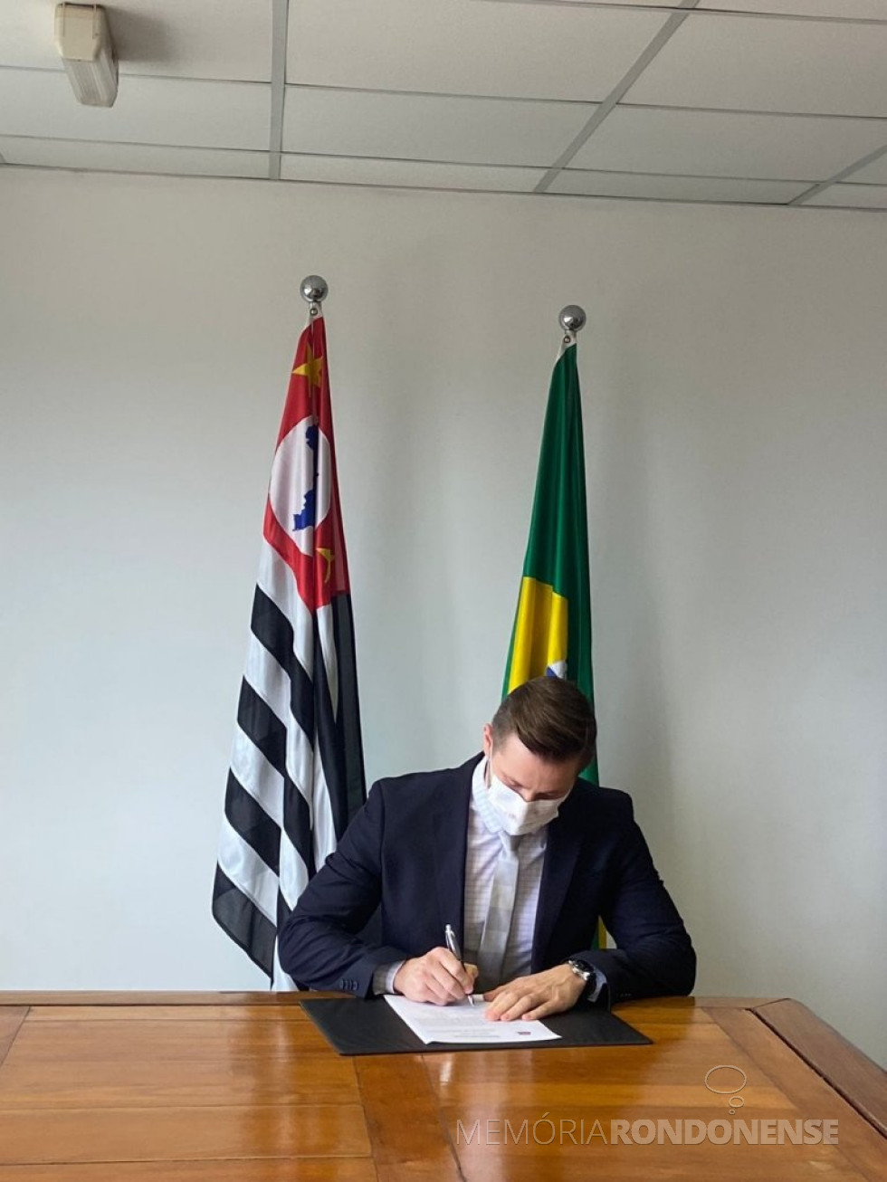 || Rondonense João Marcelo Gomes assinando o termo de posse como procurador do Estado de São Paulo, em janeiro de 2022.
Imagem: Acervo Elizabeth Regina Sturm Gomes - FOTO 29 -