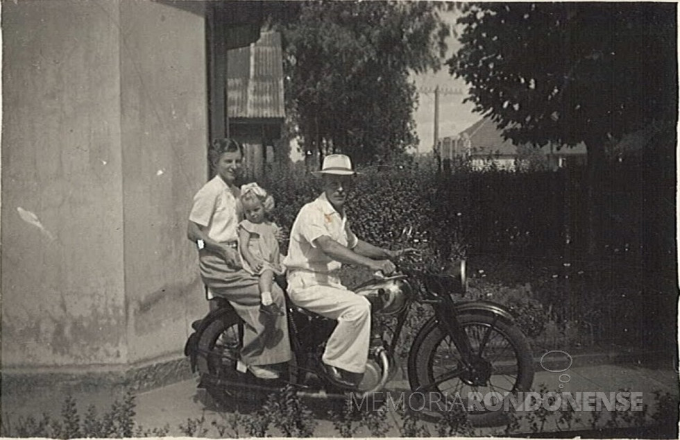 || Casal Elly e Erich Walter Poniewass  com a filha Edith Inge, pioneiros de Toledo, em fotografia tirada na cidade de Santa Maria (RS), antes de mudaram-se para o Oeste do Paraná. 
Erich Walter Poniewass sempre foi proprietário de motociclo.
Imagem : Acervo Edith Inge Poniewass - FOTO 7 -