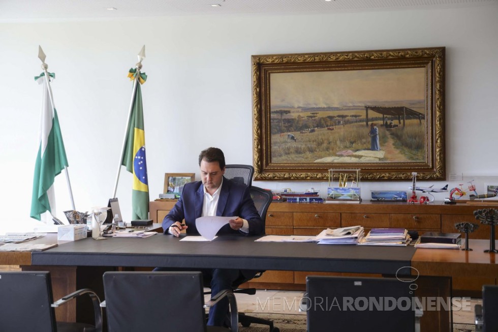 || Governador Ratinho Júnior sancionando a  lei que institui Programa Estadual de Conservação de Grandes Felinos.
Imagem: Jonathan Campos/AEN - FOTO 31 - 
