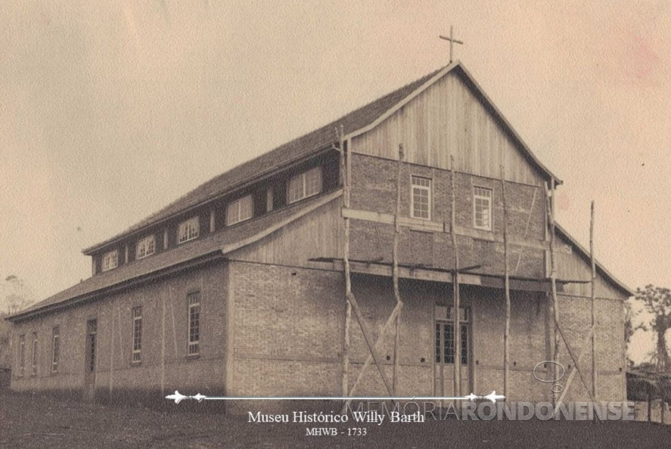 || Igreja da Sagrada Família em construção (acabamento) em 1960, em Dez de Maio.
Imagem: Doador: Aloísio Baumeister, em 1998.
Acervo Museu Histórico Willy Barth - FOTO 4 -