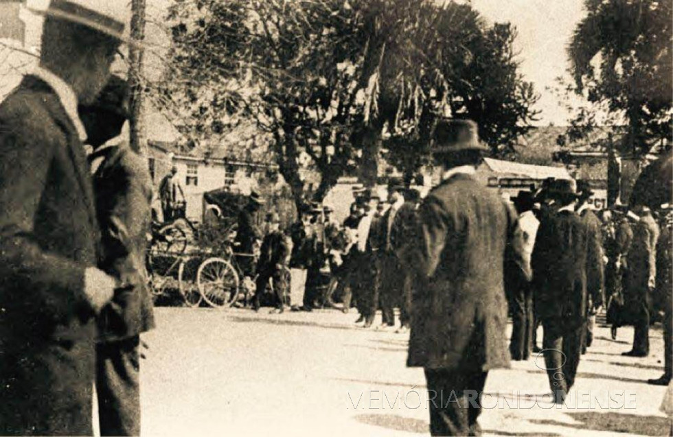 || Poeta Emiliano Perneta chegando ao Passeio Público, em Curitiba, para ser aclamado