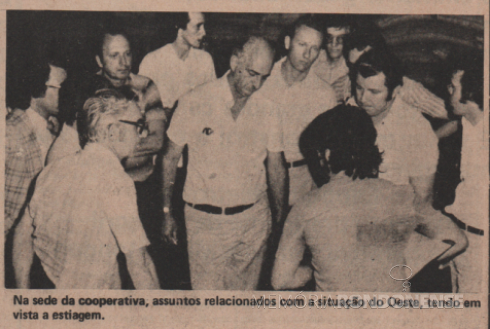 || Secretário Paulo Carneiro (C) em conversa com o diretor-Presidente da Copagril, médico-veterinário Leopoldo Piotrowski, à sua esquerda, e com o prefeito municipal de Marechal Cândido Rondon, Almiro Bauermann (de óculos) durante a sua visita a Marechal Cândido Rondon, em março de 1978.
Imagem: Acervo Família de Ariovaldo Luiz Bier/Projeto Memória Rondonense - FOTO 5 -