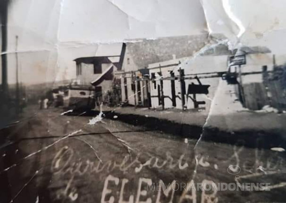 || Relojoaria Scherer (à direita da foto), à Rua Barão do Rio branco, em Toledo, em meados da década de 1950.
Imagem: Arquivo Êlemo Scherer - FOTO 3 -
