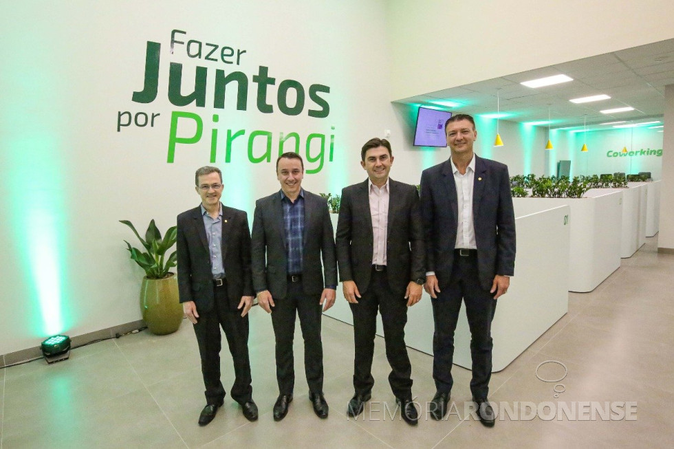 || Diretores do Sicredi Aliança PR/SP durante a inauguração da agência em Pirangi (SP), em dezembro de 2022.
Da esquerda à direita: Roberto Bernardi, diretor de Operações; Fábio Heinrich, diretor de Negócios; Fernando Barros Fenner, diretor-executivo; e Gilçson Metz, diretor de Negócios.
Imagem: Acervo da cooperativa de crédito - FOTO 31 -