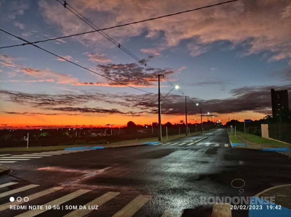 || Entardecer em foto clicada a partir do Loteamento Eggers contíguo ao Jardim Ana Paula, na cidade de Marechal Cândido Rondon, em 20 de fevereiro de 2023.
Imagem: Acervo e crédito do rondonense Valdemir José Sonda - FOTO 23 - 