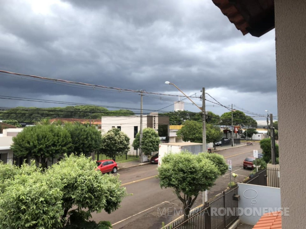 || Formação de nuvens de chuva ao sudoeste da cidade de Marechal Cândido Rondon, em 14 de fevereiro de 2023, em imagem feita a partir de apartamento à Rua Pernambuco com a Rua Independência.
Imagem: Acervo e crédito da rondonense Vali Noé Gauer - FOTO 12 -