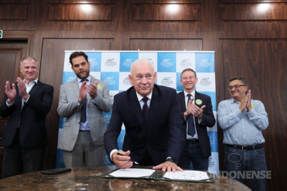|| Deputado Estadual Ademar Traiano, promulgando a lei que acesso aos derivados medicamentos de cannabis, tendo ao lado esquerdo os deputados estaduais Professor Lemos e Michelle Caputo.
Imagem: Acervo Assembleia Legislativa do Estado do Paraná - Crédito Nani Góis - FOTO 14 -